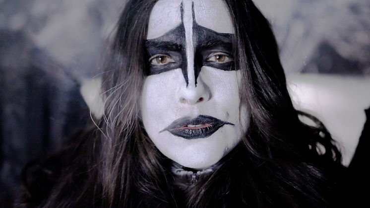 ”TACK OCH FUCK OFF” – Vera Vinter ger en känga åt musikbranschen i ny musikvideo.