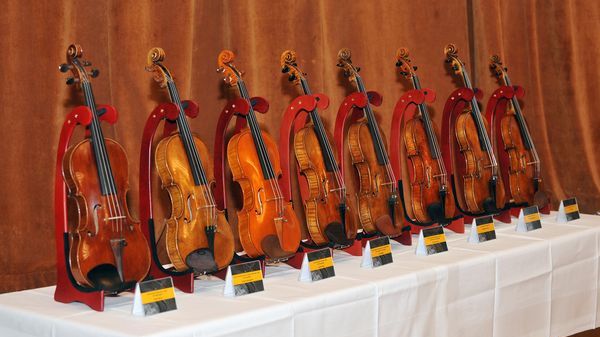 Meistergeigen an talentierte junge Musiker verliehen