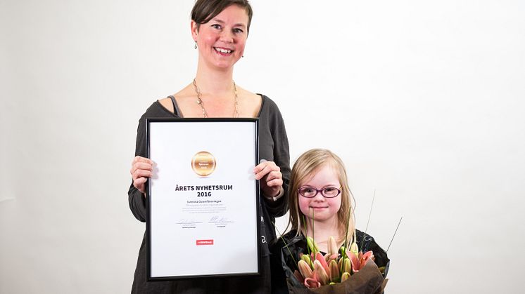 Svenska Downföreningens kommunikatör Jessica Steje tog emot utmärkelsen Årets Nyhetsrum 2016 tillsammans med dottern Linnea.