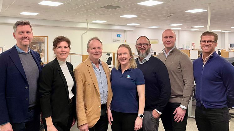 Mikal Löfberg med representanter för årets finalister till Löfberg Family Business Award; Cenita och Stefan Johansson (Klässbols Linneväveri), Anna Holmgren och Mikael Einarsson (Finnebäcks), Andreas och Adam Fransson (Lillängshamnens Fiskrökeri).