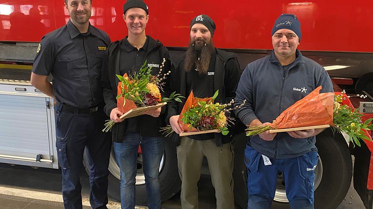 NÄRF:s tillförordnade förbundschef Markus Green gav Christopher, Philip och Njazi utmärkelsen för rådig insats.
