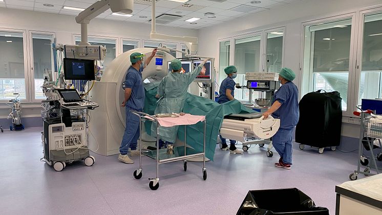 Danderyds sjukhus störst i världen på leverablationer med högprecisionsteknik. Med högteknologiska maskiner bränns metastaser bort.