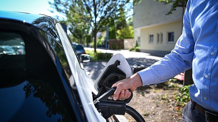 Am Moosberg 2 in Pforzen stehen Elektromobilisten ab sofort zwei LEW-Schnellladepunkte zur Verfügung. Das Bild zeigt beispielhaft das Laden eines E-Autos.