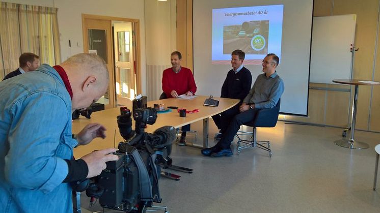 SVT:s reporter filmar Daniel Fåhraeus och Daniel Eriksson från PiteEnergi samt Per Swärd från Smurfit Kappa.