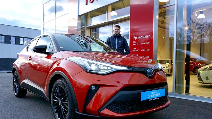 Klar for lansering: Simon Steen med nye Toyota C-HR som lanseres i Brønnøysund denne uken. Foto: Nordvik AS.