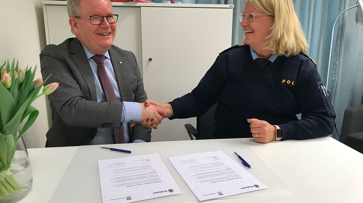 Anders Teljebäck (S), kommunstyrelsens ordförande och Kristina Holgersson, lokalpolisområdeschef Västerås.