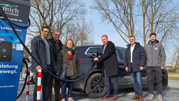 Erster Ladepark in Bad Lippspringe eröffnet: Westfalen Weser Ladeservice und Firma Römmich bauen Ladeinfrastruktur aus