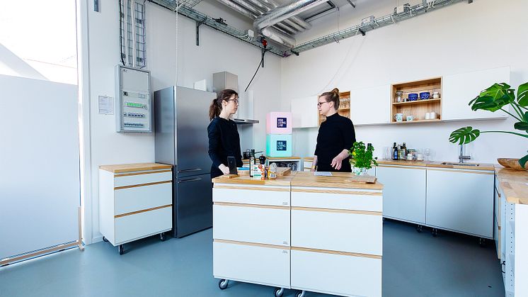Worskshop i HSB Living Lab om strömlös matlagning med Hanna Hasselqvist och Helena Strömberg från Chalmers. 