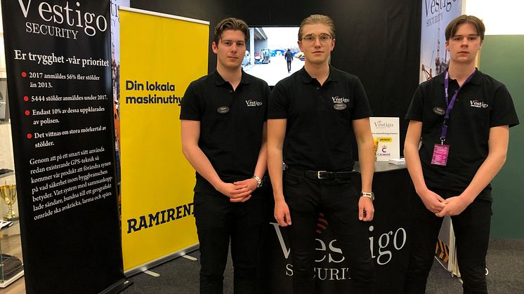 Från vänster: Jonatan Lund, William Strandberg och Victor Stenström på Älvsjö-mässan för ungt företagande.