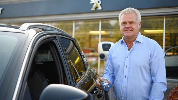 Knut Knutsson visar produkter för laddbara fordon för K W Bruun.