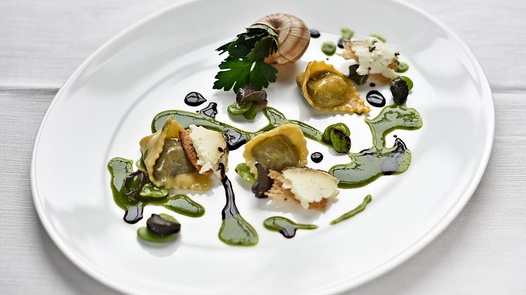 Zweiflingen: Le Cerf Sterne-Gourmetrestaurant på Wald- und Schlosshotel Friedrichsruhe, weinbergsnegle, tortellini, bønner, sort hvidløg und persille