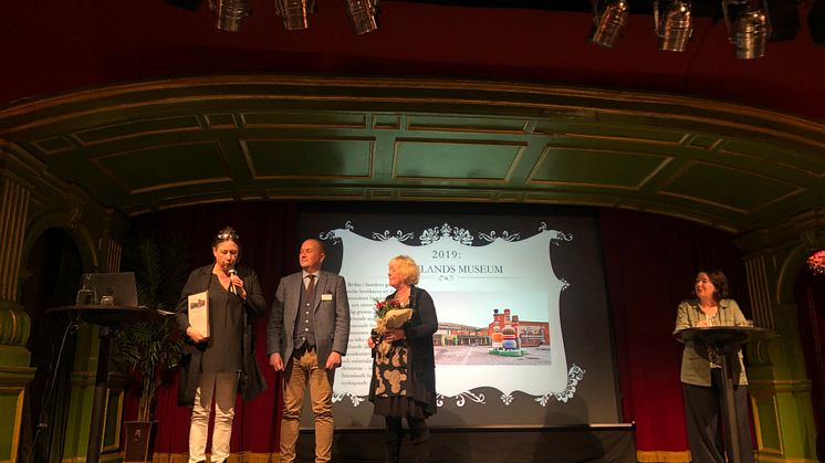 Natalia Berggren, chef på enheten Kommunikation på Sörmlands museumm, tar emot Kulturarvspriset 2019 av Magnus Hagberg, ordförande och Lena Sjölin VD, båda Svenskt Kulturarv. 