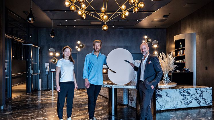 Ser frem til samarbeid: klinikksjef og massasjeterapeut Justyna Koszczynska, COO i Squeeze AS Henrik Apall og hotelldirektør på Clarion Hotel Oslo  Robert Holan.