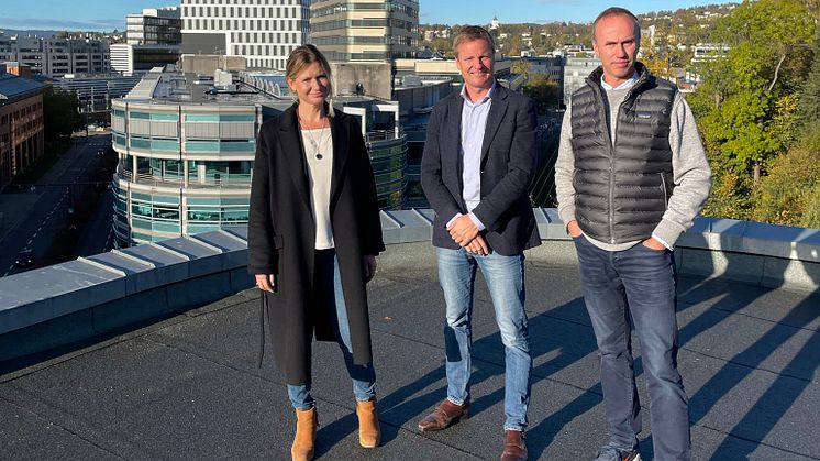 – Vi tilslutter oss strakstiltakene til Grønn Byggallianse fordi vi er bevisste på det samfunnsansvaret vi har som investeringsselskap, sier leder for eiendom i Klaveness Marine, Carl Arnold Johansen (midten). Med Anne Jevne og Erik Frogndahl.