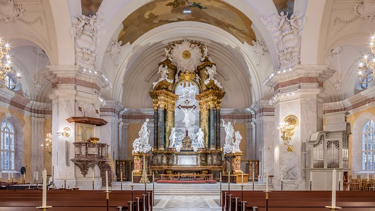 Interiör från Gustaf Vasa kyrka med den berömda altaruppsatsen i fokus. Foto: Anders Fredriksén