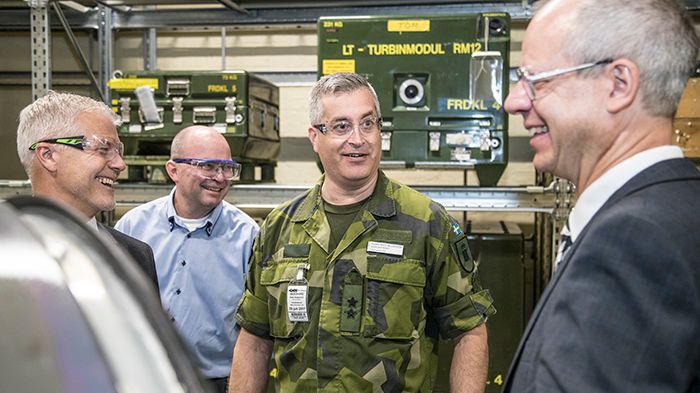 Flygvapenchefen Generalmajor Mats Helgesson tillsammans med, från vänster: Torgny Stenholm, Stefan Hjort och Stefan Oscarsson från GKN Aerospace under studiebesök på GKN. 
