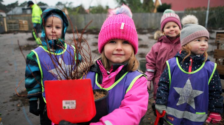 Plantering vid Furulund station - Elin med kompisar