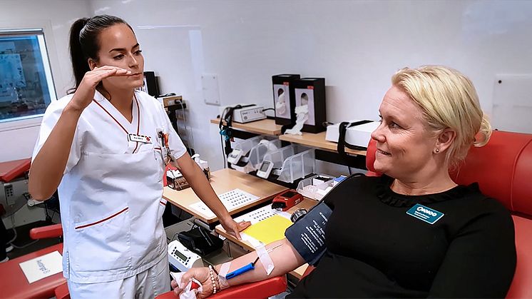 Catarina Pommer, verksamhetschef på Norrtälje sjukhus och rutinerad blodgivare, vid ett av blodbussens tidigare besök i Norrtälje.