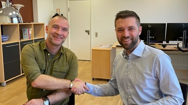 Thomas Bo Jensen fra Glostrup Lærerforening og borgmester Kasper Damsgaard giver hinanden håndslag på en ny lokal lønaftale for Glostrups lærere. Foto: Gorm Bagger Andersen.