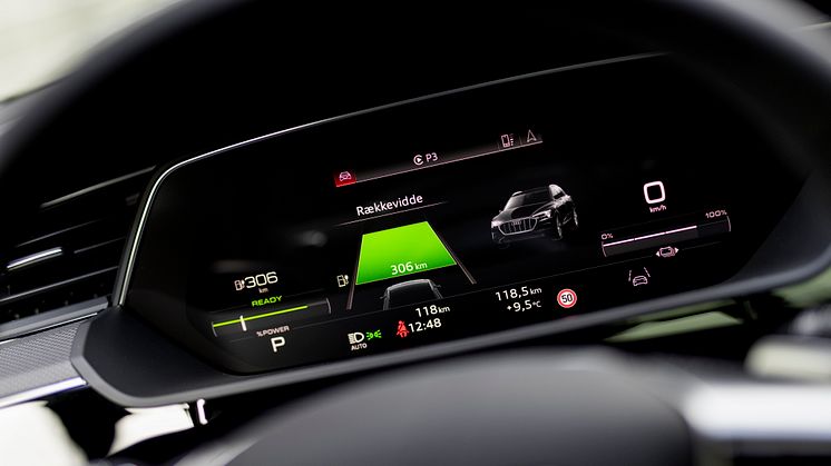 Audi Q8 e-tron (Ultrablå metallak)