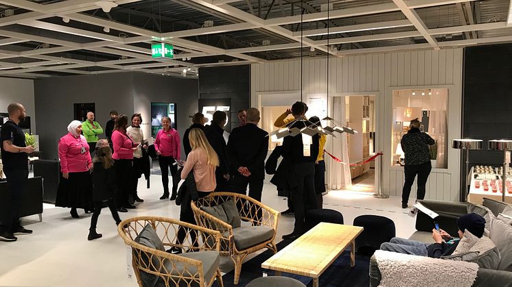Ordförande i Västerås kommunstyrelse, varuhuschefen på IKEA Västerås , BoKlok Chef affär och många fler invigningsminglade och kikade på BoKlok lägenheten i lördags vid invigningen.