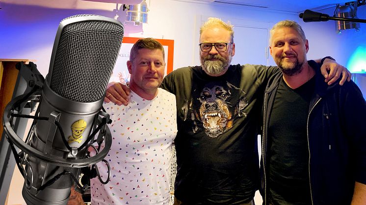 Adam Alsing leder Beijers nya podd "Bygga åt idioter". I första avsnittet gästas han av hantverkarna Martin och Kristoffer. 