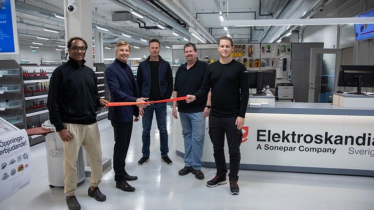 VD Anders Nordlöw inviger Elektroskandias ny butik i Bromma. På bilden fr.vänster: Ahmed Tevris, Inne/Butikssäljare, Anders Nordlöw, VD, Ove Hallingstam, Säljchef, Joakim Liljedahl, Butiksansvarig, Lukas Tisjö, Inne/Butikssäljare