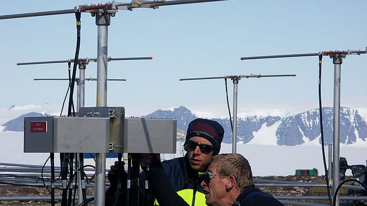 Hans Nilsson och Ingemar Wolf, IRF, monterar ihop atmosfärsradarn MARA vid forskingsstationen Wasa på Antarktis för tio år sedan (foto: Hans Nilsson, IRF) 