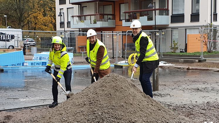 Ett första spadtag tas av entreprenören NCC, Muharrem Demirok (samhällsbyggnadsnämndens ordförande) och Anders Stjärnberg (HSB Östergötlands VD).).