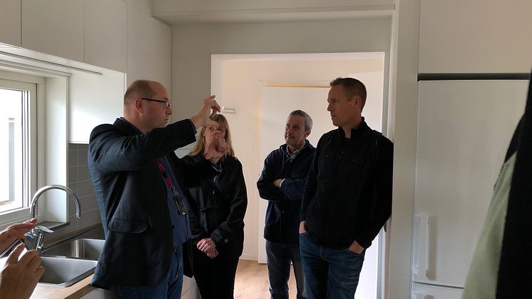 BoKlok marknads- och försäljningschef Jerrie Kristiansson i samspråk med delegater från i-SUSTAIN