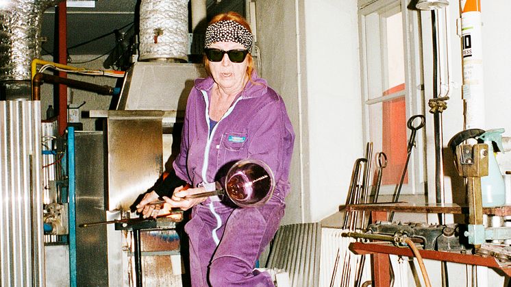 Ulla Forsell blåser glas i sin hytta på Södermalm.