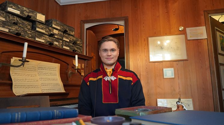 Huskomponist 2024 er Andreas Gundersen fra Tana, her fotografert i Harald Sæveruds komponisthjem i Bergen.