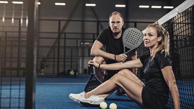 Andreas Granqvist från 247 PADEL och Sandra Elfast på padelbanan.