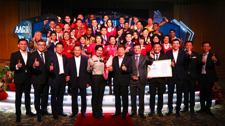 ACC 2018 award recipients celebrating their win with Minister Khaw