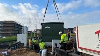 SH Netz stellt die neue Ortsnetzstation in Meldorf Heverstrom auf. (Bildquelle: SH Netz)