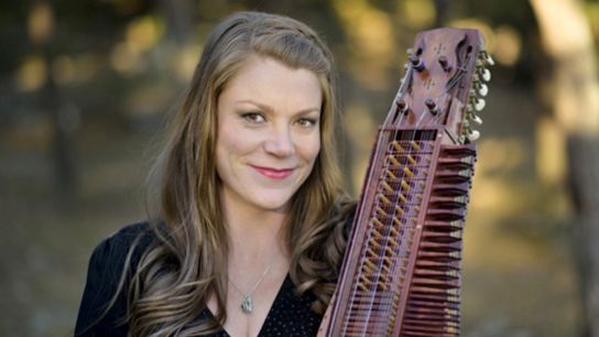 Emilia Amper är en av Sveriges absolut mest framgångsrika folkmusiker.