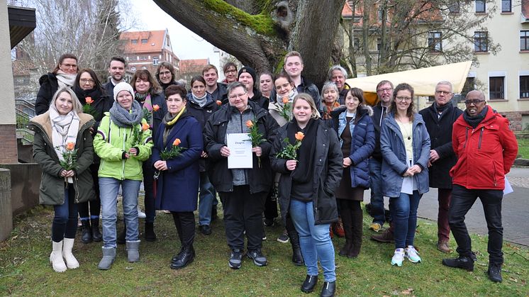 Sie haben beste berufliche Perspektiven: Die neuen staatlich anerkannten Heilerziehungspfleger*innen und Erzieher*innen mit ihren Dozent*innen von der Hephata-Akademie für soziale Berufe. 