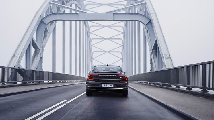 Volvo S90 Recharge T8 plug-in hybrid i Platinum Grey