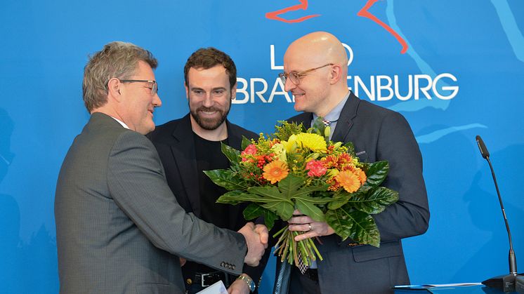 Thomas Kralinski (r.), Chef der Potsdamer Staatskanzlei, beglückwünscht Oculyze-Geschäftsführer Kilian Moser und Team-Berater Prof. Dr. Marcus Frohme (l.) zur Auszeichnung.
