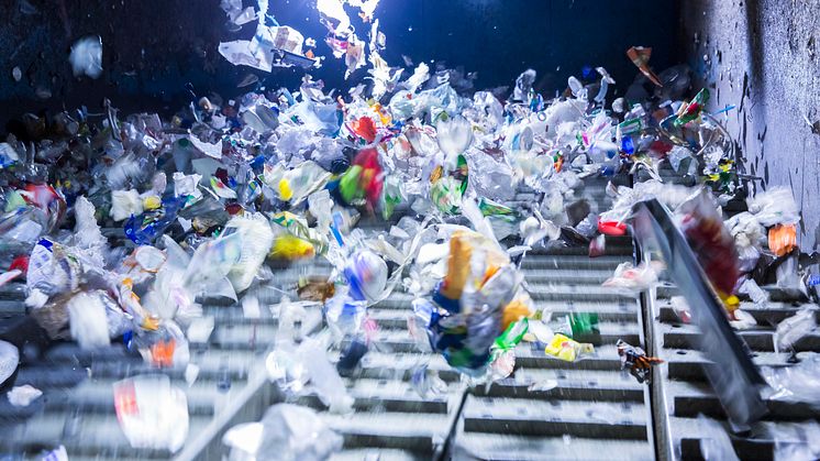 Abfallsortierung: Ein Ballistikseparator trennt harte von weichen Kunststoffen