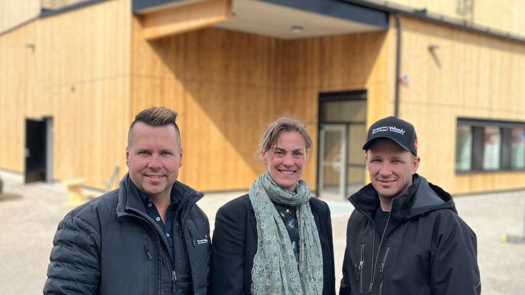 Mattias och Magnus Bergqvist från XL-Bygg Bergqvist på varsin sida om Caroline Dieker (M), kommunstyrelsens ordförande i Askersund.