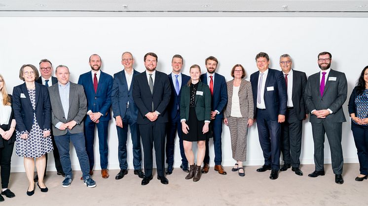 Im Beisein von Norwegens Wirtschaftsminister Jan Christian Vestre (6.v.r.) signierten Vertreterinnen und Vertreter der norddeutschen Bundesländer und Norwegens die Vereinbarung.