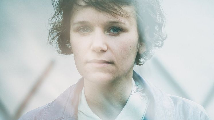 Iiris Viljanen samtalar om sin musik och spelar i Kuben på Malmö Live den 6 maj. Foto: Tom Jerry Boman 