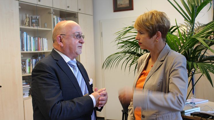 Präsident Prof. Dr. László Ungvári begrüßte die Ministerin.