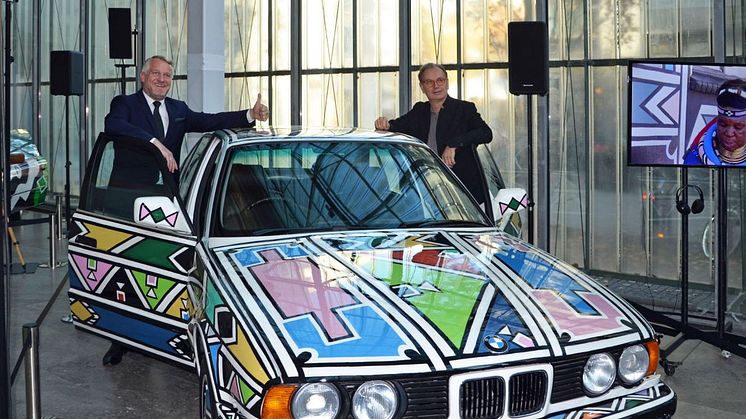 Prof. Dr. Thomas Girst (links) und Dr. Alfred Weidinger präsentieren das BMW Art Car Nr. 12 von Esther Mahlangu