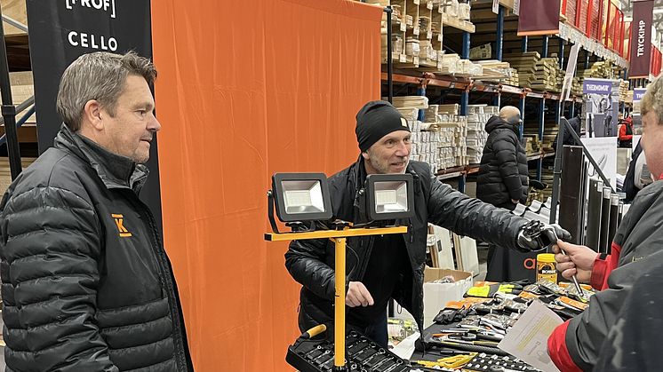 Kategoricheferna Anders Rofhök och Henrik Nilsson på K-Byggs hanterverksmässor.JPG
