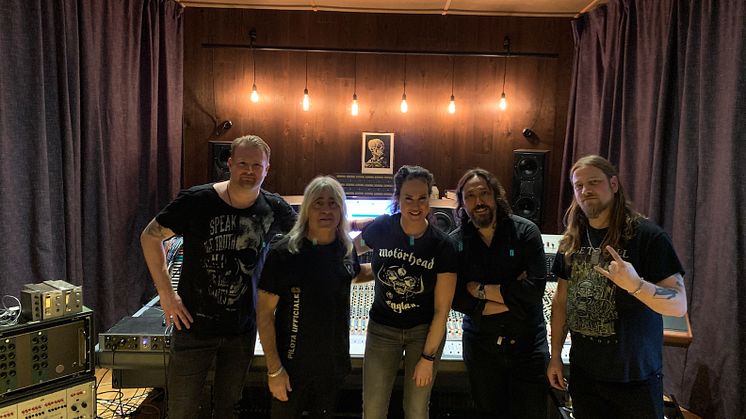 Nina Söderquist samlar svenska rockeliten på nya rocklåten ”Breathe”!