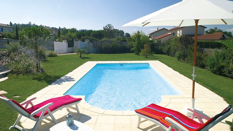 Swimmingpool mit Gartenliegen