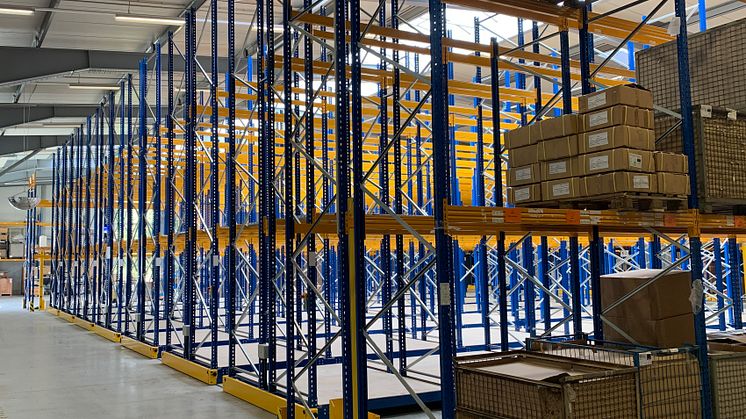Das neue Verschieberegal in der aeris Zweigniederlassung in Horgau verdoppelt die Lagerkapazitäten des Büromöbelspezialisten (Foto: aeris GmbH)