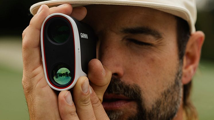 Approach Z30, golfer.jpg